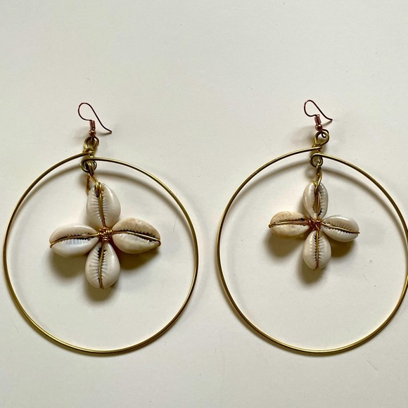 Cowrie shell hoop earrings - Picture 6 of 6